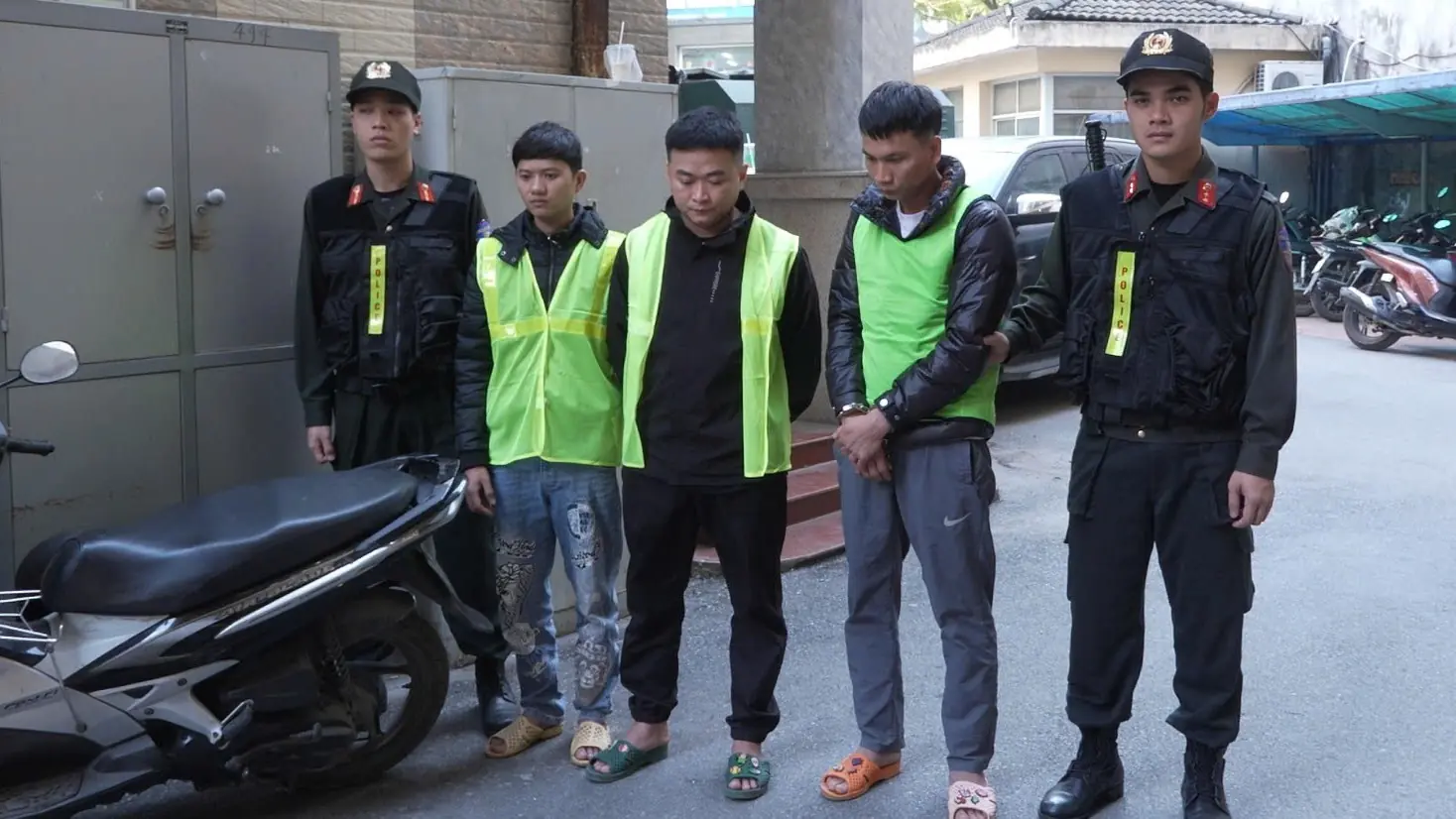 Bắt giữ 3 đối tượng mua bán, sản xuất pháo nổ